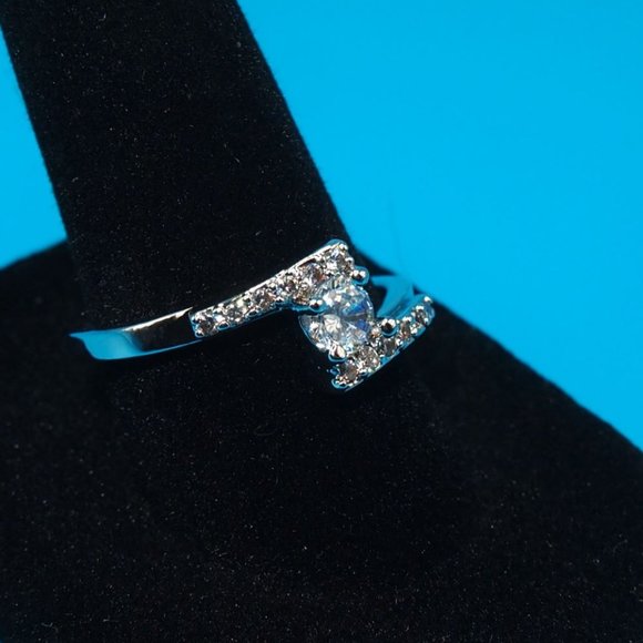 Gorgeous Ladies Diamond Ring .925 Solid Sterling Silver - Picture 3 of 5